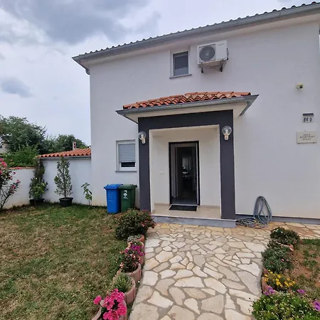 Haus Milly Jacuzzi & Pool Сasa de vacaciones Krnica