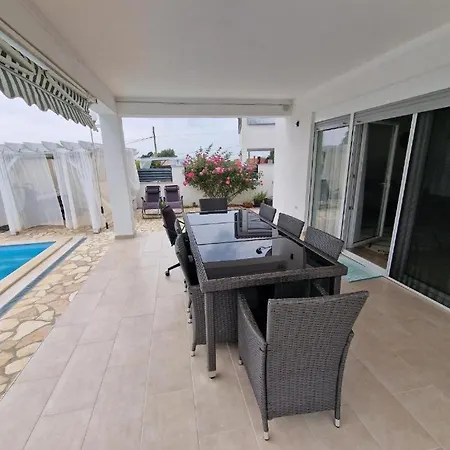 Haus Milly Jacuzzi & Pool Сasa de vacaciones Krnica