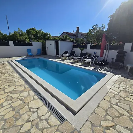 Haus Milly Jacuzzi & Pool Сasa de vacaciones Krnica